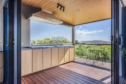 Hilltop Hideaway Luxury Style - Whitsundays Accommodation 2