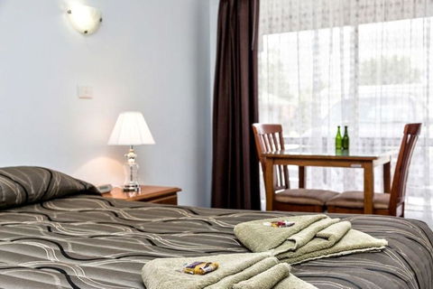 Holbrook Town Centre Motor Inn - Whitsundays Accommodation 3