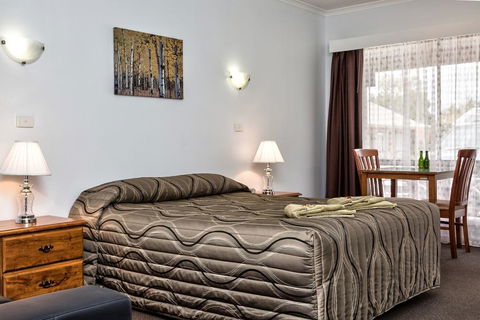 Holbrook Town Centre Motor Inn - Whitsundays Accommodation 2