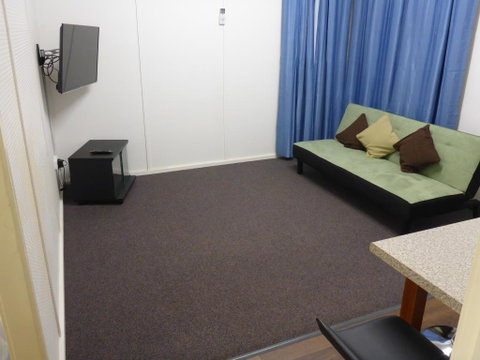 Holiday House Clermont - Whitsundays Accommodation 3