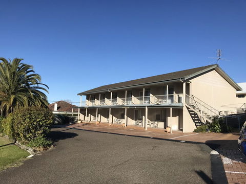 Holiday Lodge Motor Inn - Whitsundays Accommodation 3