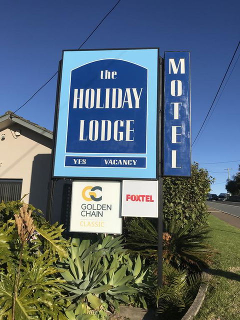 Holiday Lodge Motor Inn - Whitsundays Accommodation 0