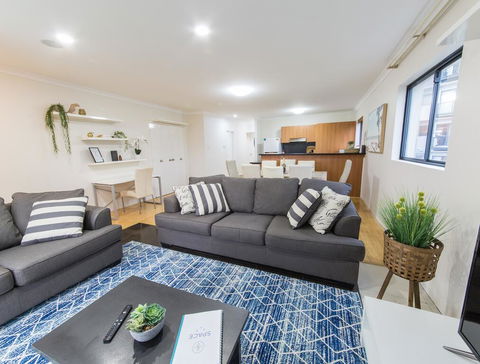 ISOLATION READY!! Super Size Me!! Top Location. Isolation Ready. Sanitised. Free CAT Bus, Pool, Gym And Everything At Your Finge - Whitsundays Accommodation 1