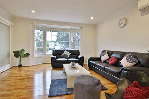 Ivy Units Glen Waverley - Whitsundays Accommodation 3