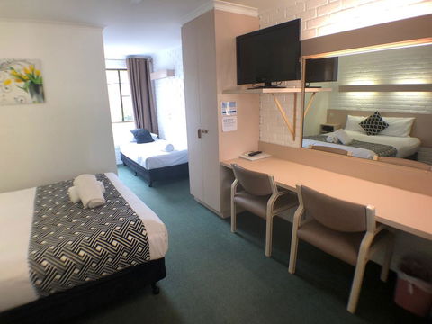 Jacaranda Place Motor Inn - Whitsundays Accommodation 1