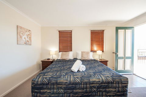 Jacaranda Place Motor Inn - Whitsundays Accommodation 0