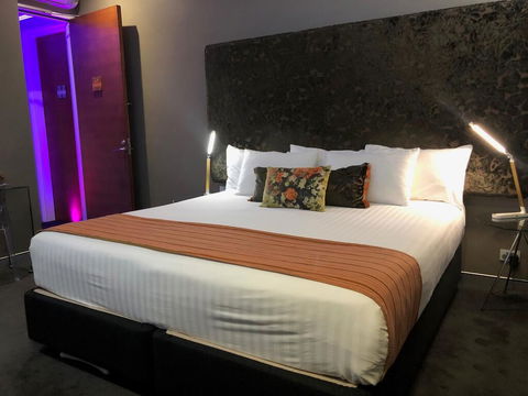 Junction Hotel - Whitsundays Accommodation 2