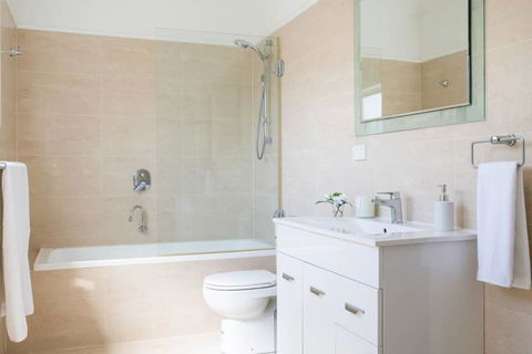 Kinross Cottage - Neat And Stylish, Sleeps 9 - Whitsundays Accommodation 2