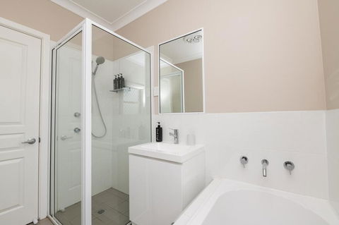 Kinross On Cox Sweet, Neat & Simple + Wifi - Whitsundays Accommodation 1