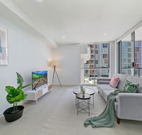 KOZYGURU MASCOT WALK TO STATION MODERN DESIGNER 2 BED APT FREE PARKING NMA260-312 - Whitsundays Accommodation