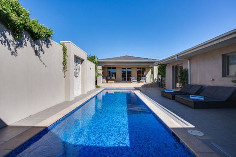 Kraimorie Large Family Beach House With Pool, Superb Water Views, Pool, And Games Room - Whitsundays Accommodation 1