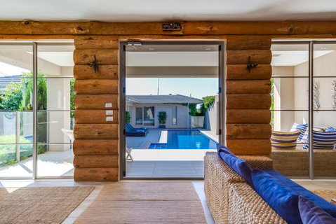 Kraimorie Large Family Beach House With Pool, Superb Water Views, Pool, And Games Room - Whitsundays Accommodation 3