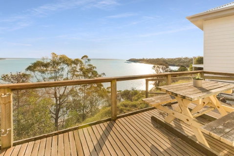 Lakescapes Cottage - 180 Degree Panoramic Views - Whitsundays Accommodation 2