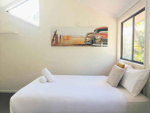 Lakeside Beach House - Hostie Properties - Whitsundays Accommodation 2