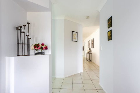 Large Executive And Family Home - Flinders View - Whitsundays Accommodation 3