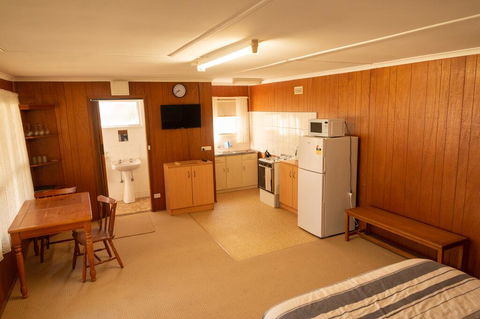 Limestone Cottage - Whitsundays Accommodation 2