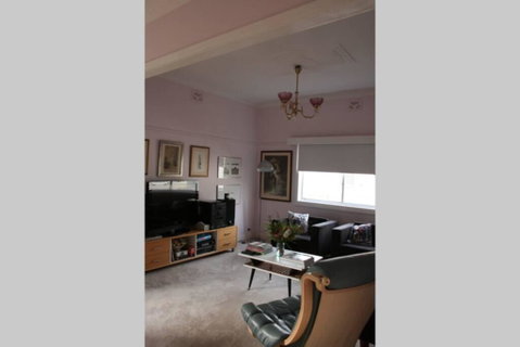 Lucys Artist Cottage - Whitsundays Accommodation 1