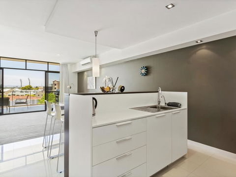 Luxe Furnished City Skyline Views - Whitsundays Accommodation 1