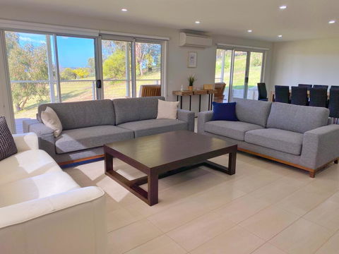 Luxury 3BR Home With KING Bed Metung - Whitsundays Accommodation 3