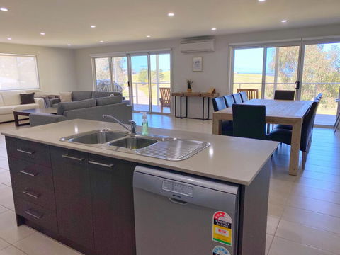 Luxury 3BR Home With KING Bed Metung - Whitsundays Accommodation 2