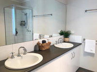 Luxury 4BR Home with KING Bed Lakes Entrance