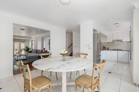 Luxury Family-size Home In Smart Beachside Suburb - Whitsundays Accommodation 1