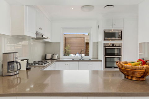 Luxury Family-size Home In Smart Beachside Suburb - Whitsundays Accommodation 2