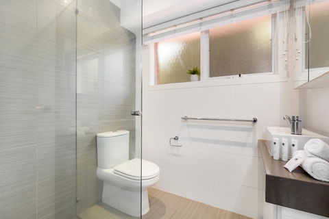 Luxury Family-size Home In Smart Beachside Suburb - Whitsundays Accommodation 3