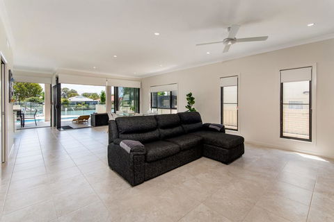 Luxury Waterfront Family Entertainer On Dolphin - Whitsundays Accommodation 3