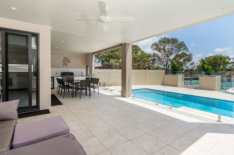 Luxury Waterfront Family Entertainer On Dolphin - Whitsundays Accommodation 1