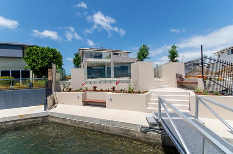 Luxury Waterfront Family Entertainer On Dolphin - Whitsundays Accommodation 0