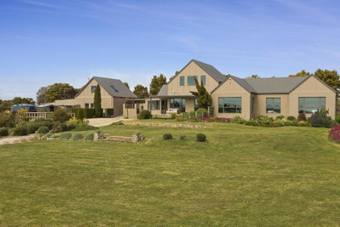 LUXURY WATERFRONT FAMILY HOME-TASMANIA (I)-L'Abode - Whitsundays Accommodation 3