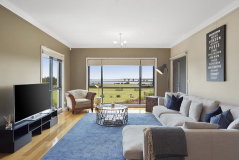 LUXURY WATERFRONT FAMILY HOME-TASMANIA (I)-L'Abode - Whitsundays Accommodation 1
