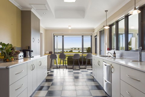 LUXURY WATERFRONT FAMILY HOME-TASMANIA (I)-L'Abode - Whitsundays Accommodation 2