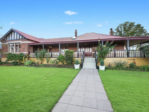 Magnificent COTILLION C1920 Federation Brilliance - Whitsundays Accommodation 0