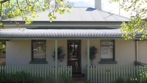 Magnolia Cottage - Whitsundays Accommodation 0