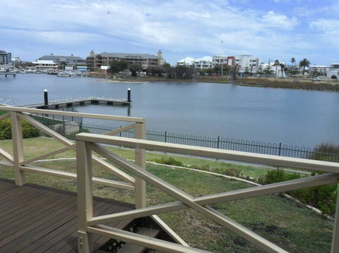 Mandurah Overlooking The Marina - Whitsundays Accommodation 2