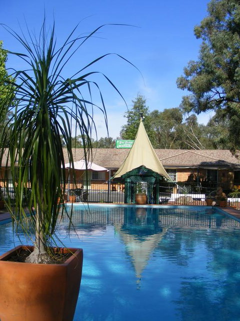 Matthew Flinders Motor Inn - Whitsundays Accommodation 3
