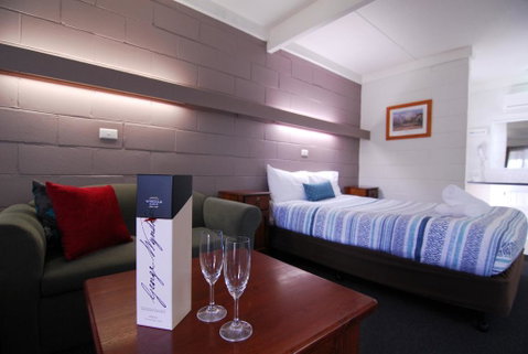 Mayfair Motel - Whitsundays Accommodation 1