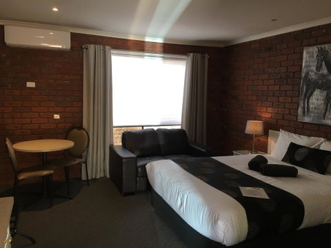 Melton Motor Inn And Apartments - Whitsundays Accommodation 0