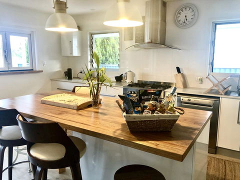 Mermaid Beach House - Whitsundays Accommodation 2