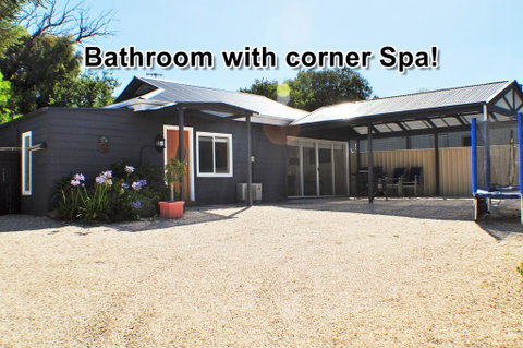 MODERN & LUXURIOUS WITH SPA BATH! - Whitsundays Accommodation 0