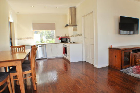 MODERN & LUXURIOUS WITH SPA BATH! - Whitsundays Accommodation 1