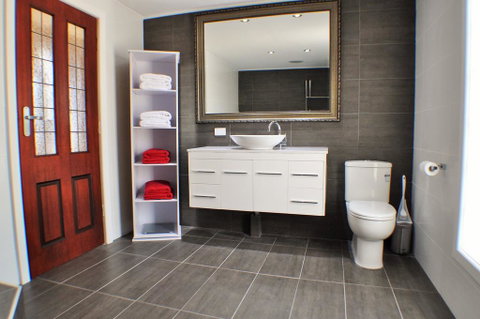MODERN & LUXURIOUS WITH SPA BATH! - Whitsundays Accommodation 3