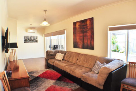 MODERN & LUXURIOUS WITH SPA BATH! - Whitsundays Accommodation 2