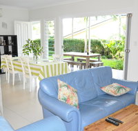 MODERN 3 BEDROOM APARTMENT IN TRADITIONAL QUEENSLANDER  PATIO LEAFY YARD POOL - Whitsundays Accommodation