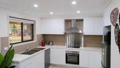 Modern 4-Bedroom House On Cunningham Near Singleton CBD Hunter Valley - Whitsundays Accommodation 2