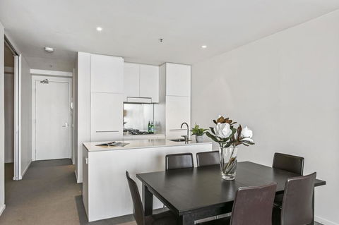 Modern Two Bedroom Apartment In Melbourne CBD - Whitsundays Accommodation 2