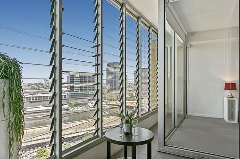 Modern Two Bedroom Apartment In Melbourne CBD - Whitsundays Accommodation 3