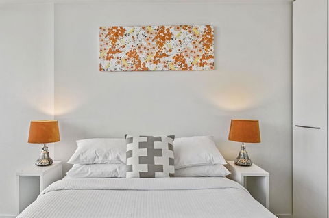 Modern Two Bedroom Apartment In Melbourne CBD - Whitsundays Accommodation 1